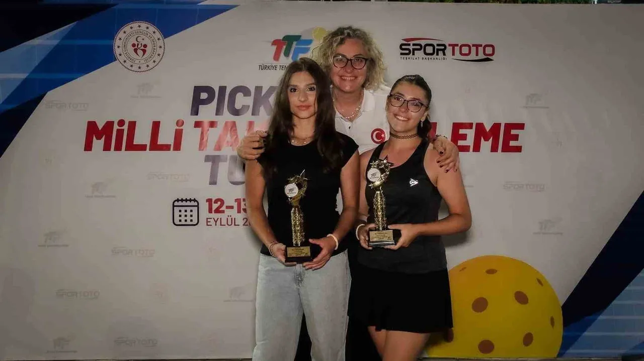 ÇAYCUMA KAYMAKAMI ADEM KAYA’NIN KIZI ECRİN KAYA İLE PARTNERİ DAMLA NADAROĞLU, PİCKLEBALL MİLLİ...