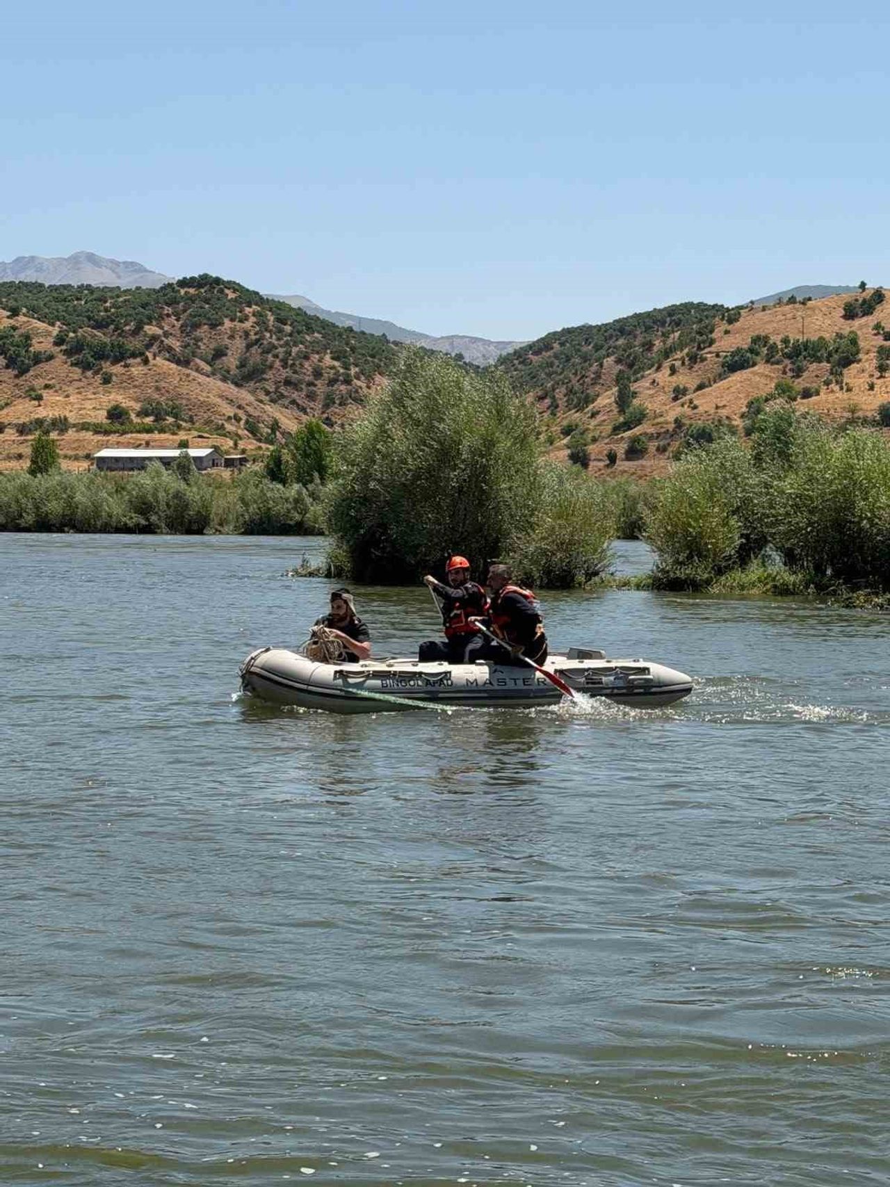BİNGÖL'DE, MURAT NEHRİ KIYISINDA PİKNİK YAPTIĞI SIRADA BARAJ KAPAKLARININ AÇILMASIYLA SU...