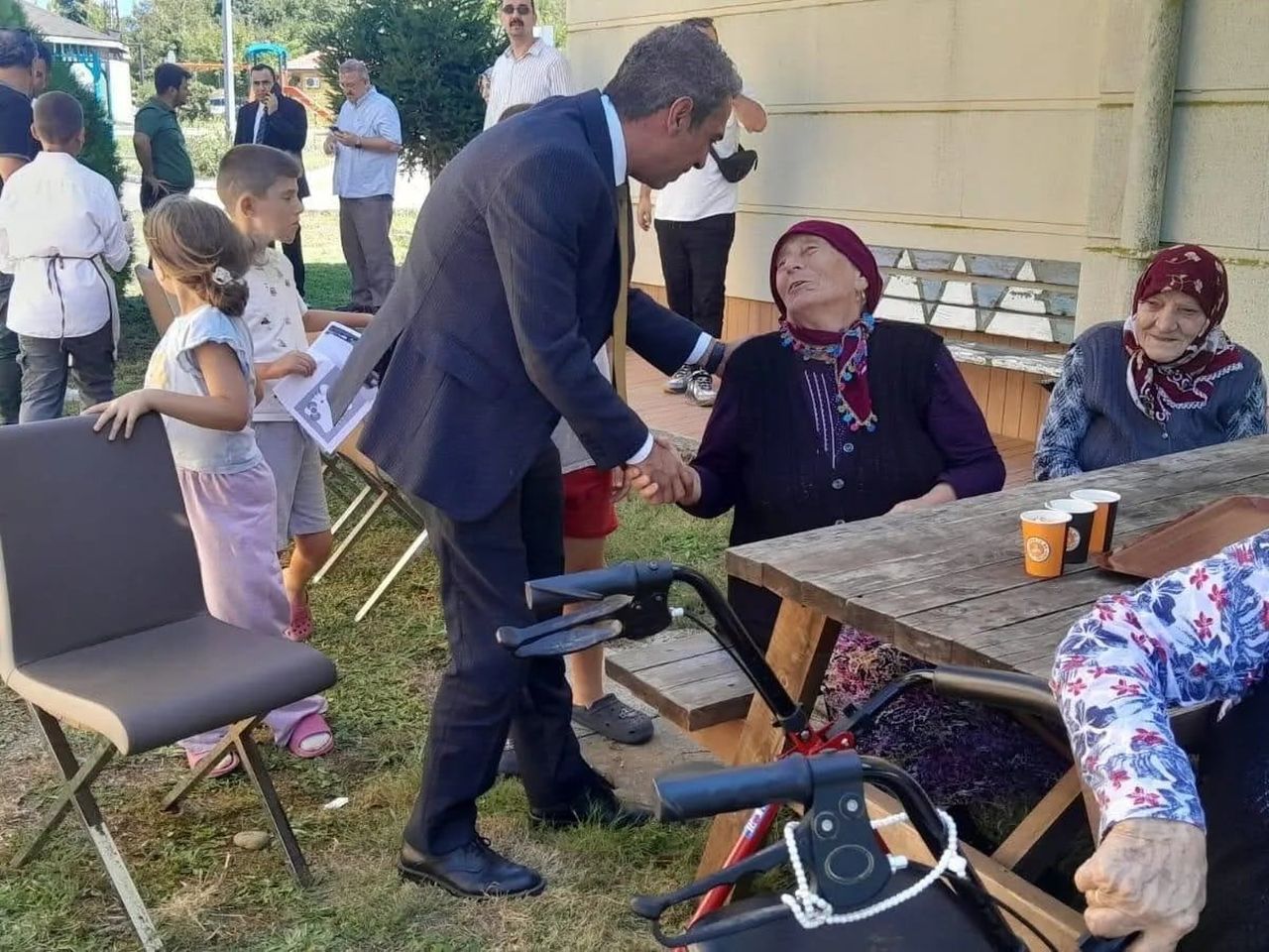 SİNOP’TA HUZUREVİ SAKİNLERİ İLE ÇOCUK EVLERİ SİTESİ’NDE KALAN ÇOCUKLAR BİR ARAYA GELEREK KUŞAKLAR...