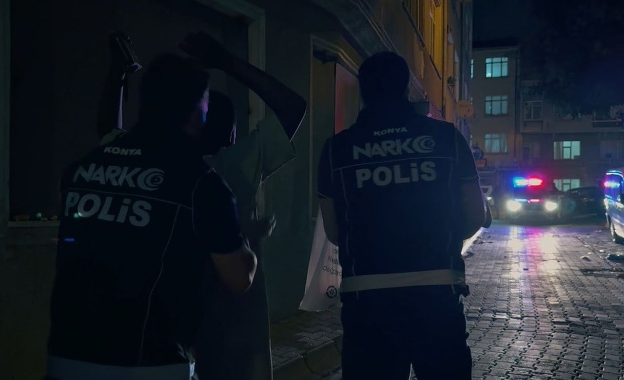 KONYA’DA POLİS EKİPLERİNİN DÜZENLEDİĞİ NARKO-MERCEK OPERASYONUNDA, UYUŞTURUCU ÜRETİMİNDE...