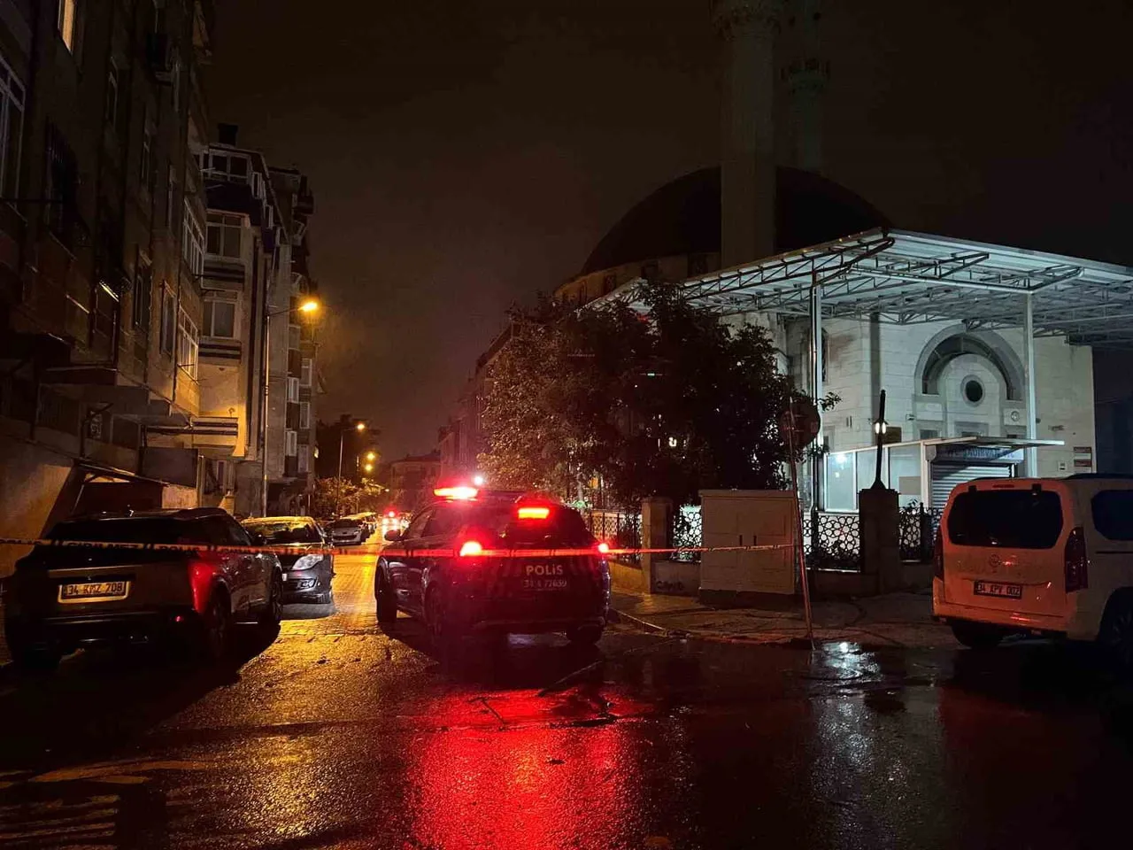 İSTANBUL KÜÇÜKÇEKMECE’DE SAĞANAK YAĞIŞ VE RÜZGARIN ARDINDAN CAMİ MİNARESİNDEKİ KURŞUN LEVHA...