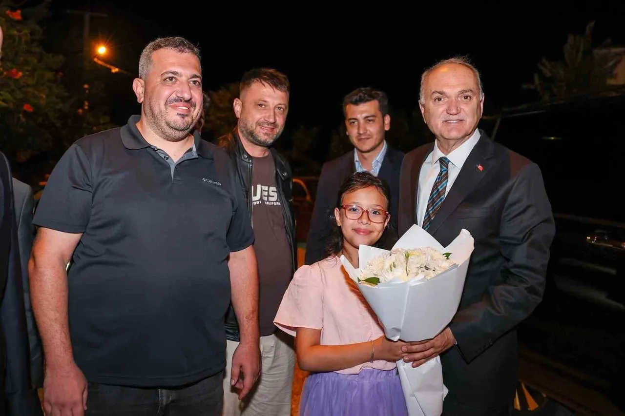 DÜZCE BELEDİYE BAŞKANI DR. FARUK ÖZLÜ, MAHALLE SOHBETLERİNE HIZ KESMEDEN DEVAM EDİYOR.