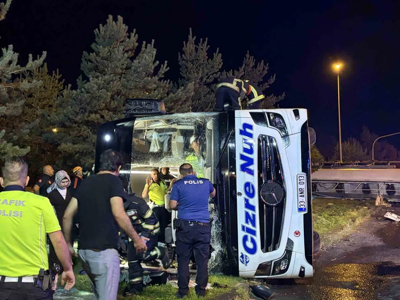 KAYSERİ’NİN KOCASİNAN İLÇESİNDE YOLCU OTOBÜSÜYLE YAKIT TANKERİ TAŞIYAN TIRIN ÇARPIŞTIĞI VE İLK...