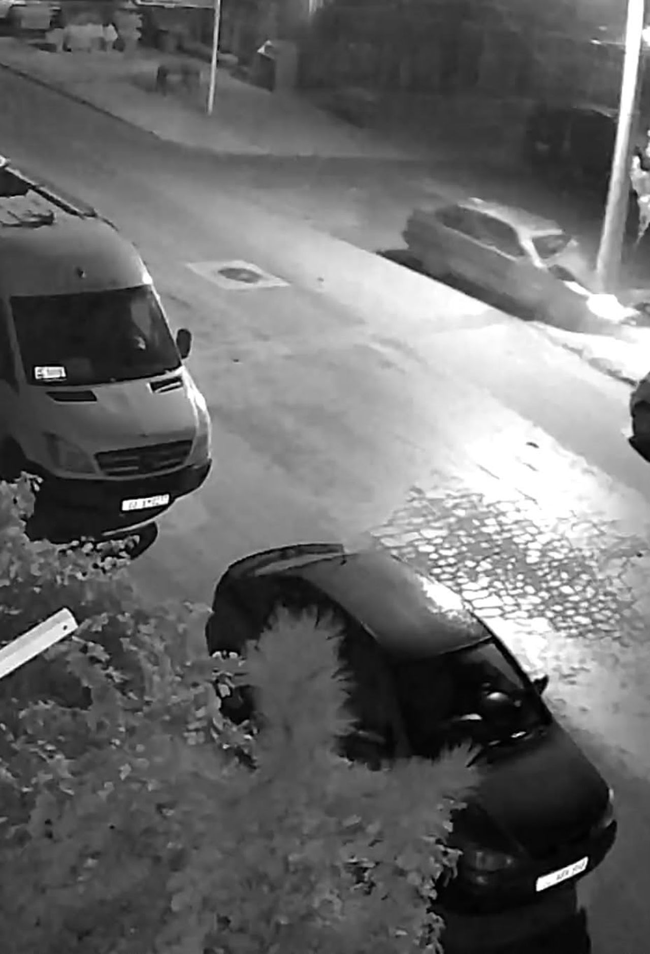 AFYONKARAHİSAR’DA KONTROLDEN ÇIKAN OTOMOBİLİN ELEKTRİK DİREĞİNE ÇARPTIĞI ANLAR GÜVENLİK...
