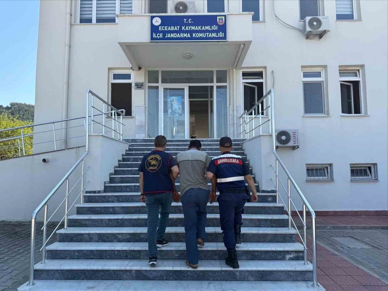 ÇANAKKALE’DE JANDARMA EKİPLERİNCE ÇEŞİTLİ SUÇLARDAN YAKALANAN 9 ŞÜPHELİ TUTUKLANDI.