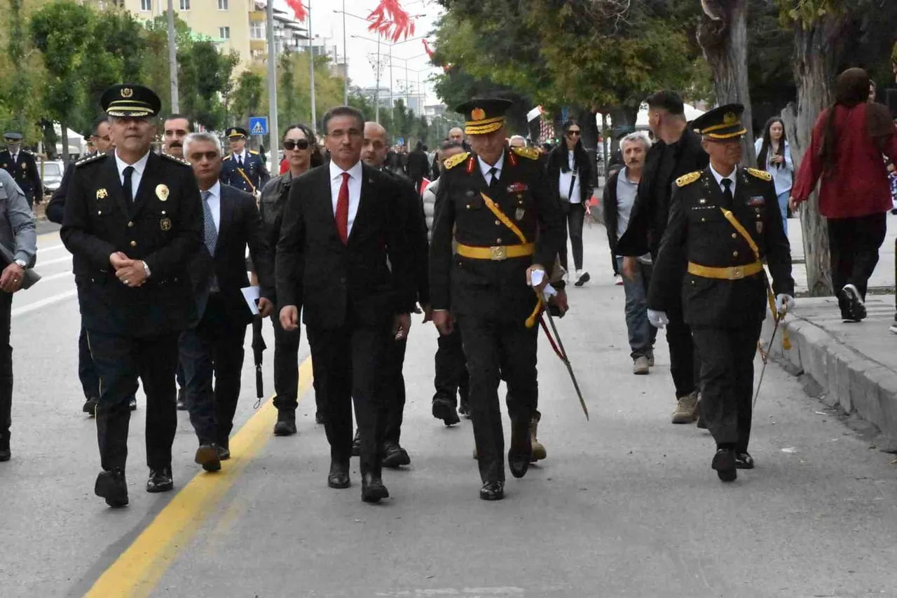 ERZURUM VALİSİ AYDIN BARUŞ, 30 AĞUSTOS ZAFER BAYRAMI KUTLAMA MESAJI MESAJI YAYINLADI VE...