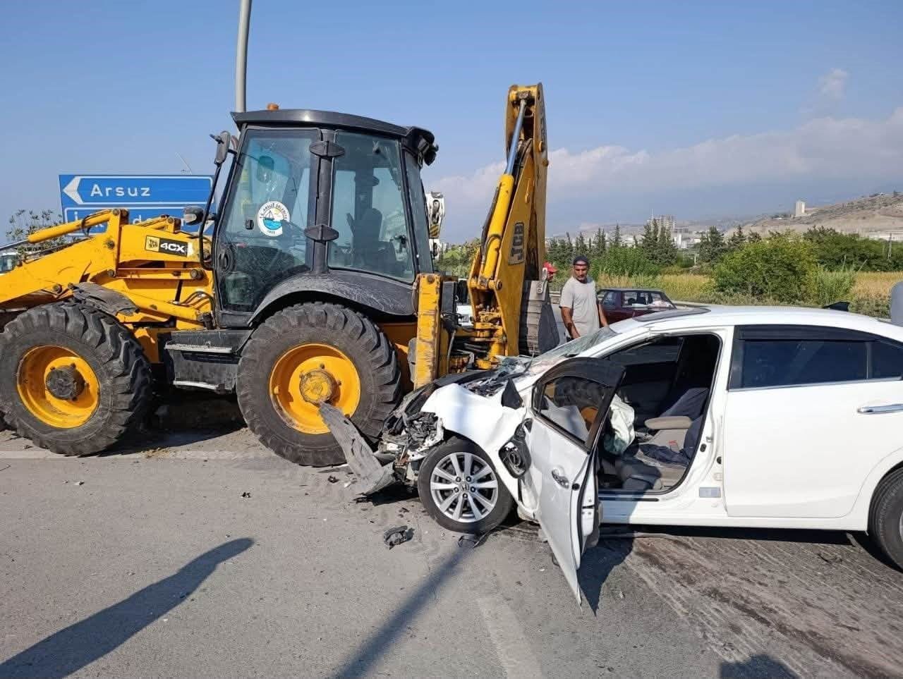 HATAY'DA ARSUZ BELEDİYESİ’NE AİT KEPÇEYLE ÇARPIŞARAK HURDAYA DÖNEN OTOMOBİLDEKİ 2 KİŞİ...