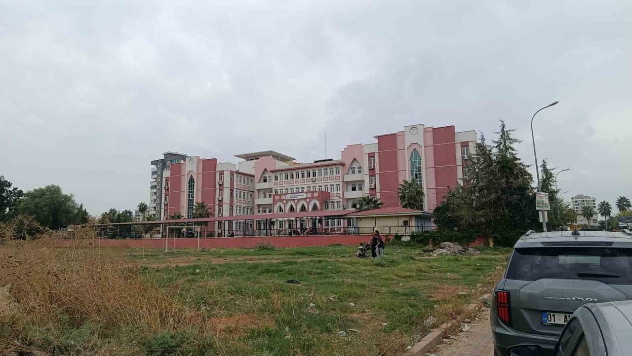 ADANA'DA ORTAOKULA GİDEN BİR KIZ ÖĞRENCİ, "SEN BENİM DEDİKODUMU YAPTIN" DİYEREK ARKADAŞINI EVDEN...