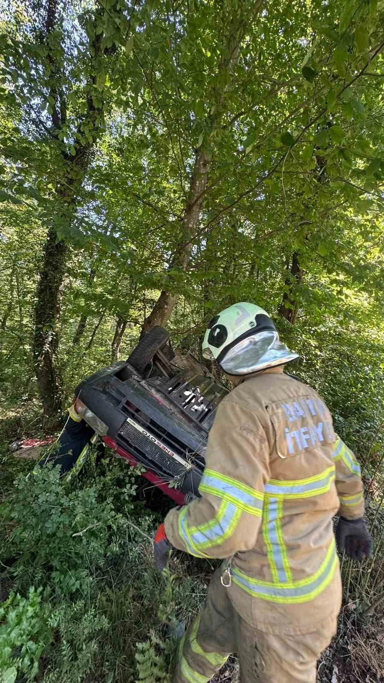 BARTIN'DA, KONTROLDEN ÇIKAN BİR OTOMOBİL, ORMANLIK ALANDAKİ AĞACA ÇARPTI. FECİ KAZADA, 3 KİŞİ...