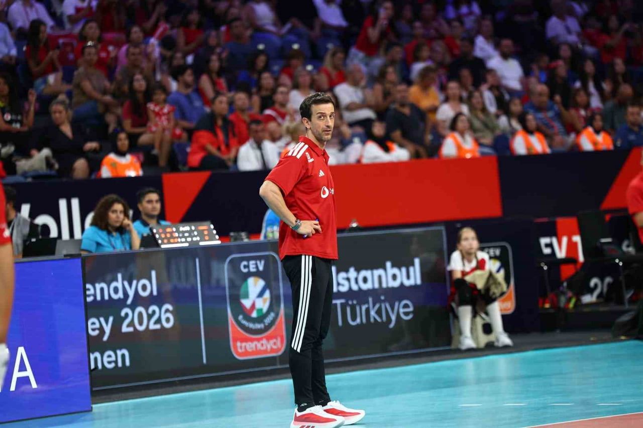 A MİLLİ KADIN VOLEYBOL TAKIMI BAŞANTRENÖRÜ DANİELE SANTARELLİ, MACARİSTAN MAÇI SONRASI, "HİÇ MUTLU...