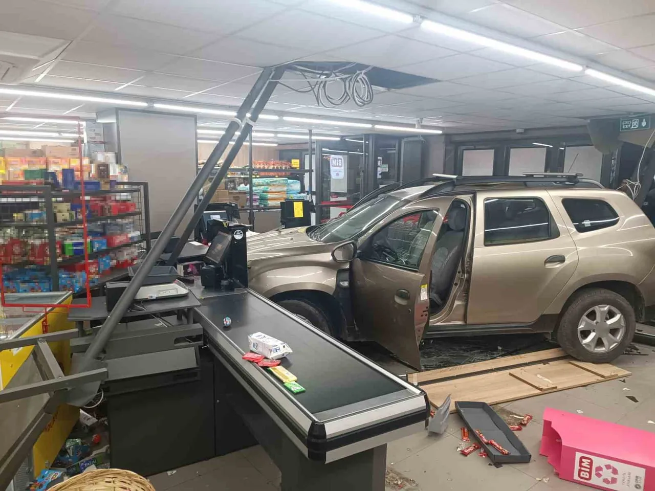 BARTIN'DA 81 YAŞINDAKİ SÜRÜCÜ H.Ü'NÜN YOL KENARINA PARK ETMEYE ÇALIŞTIĞI OTOMOBİL MARKETE GİRDİ....
