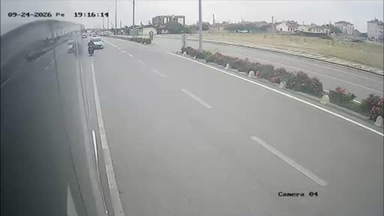Otomobilin çarptığı elektrikli bisiklet sürücüsü havaya fırladı: O anlar kamerada
