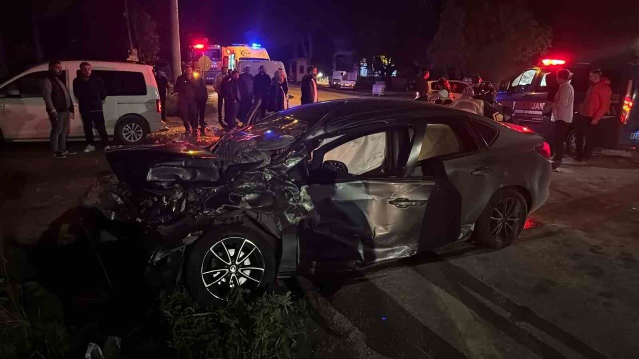 BİLECİK’TE TIR İLE OTOMOBİL ÇARPIŞTI: 5 YARALI