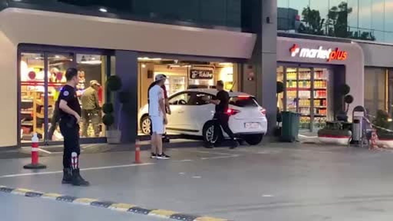 Bağcılar’da otomobil akaryakıt istasyonundaki markete daldı: 1 yaralı