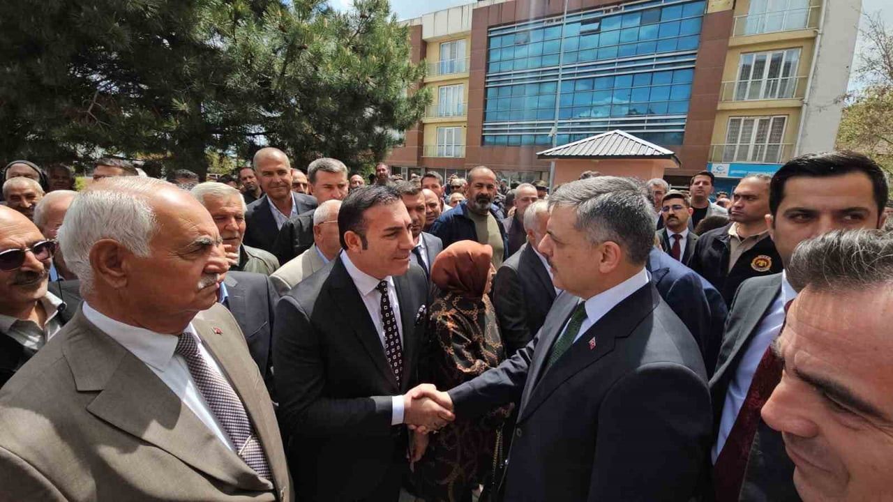 BAKAN MUSTA ÇİFTÇİ YILLAR ÖNCE KAYMAKAM OLARAK GÖREV YAPTIĞI ADİLCEVAZI ZİYARET ETTİ