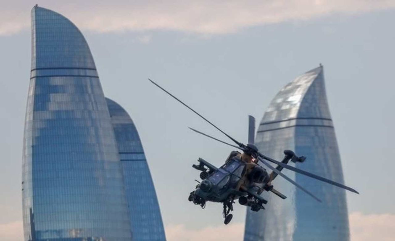 Bakü TEKNOFEST’te ATAK helikopterin gösterisi izleyenlerin nefeslerini kesti
