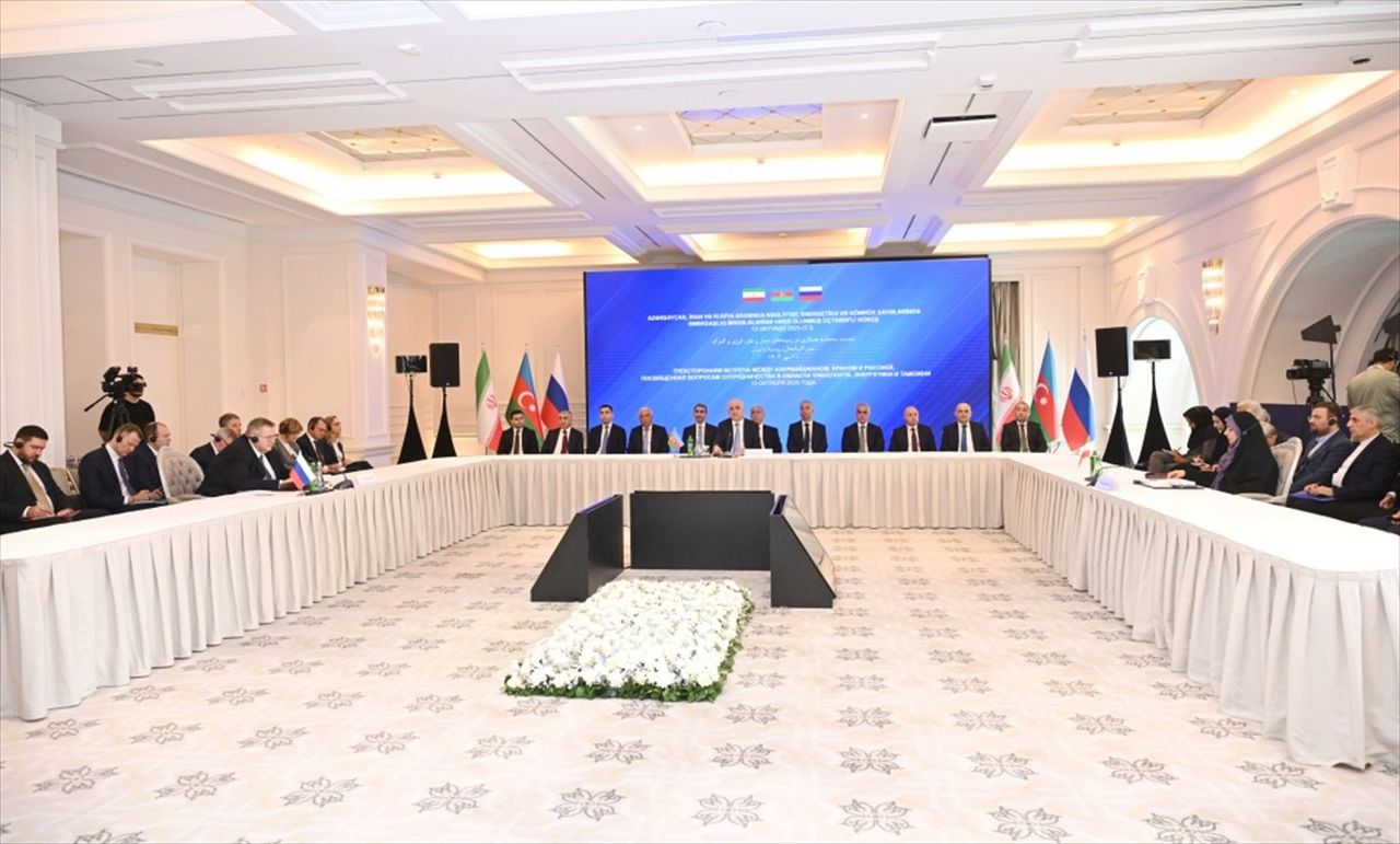 Bakü'de Azerbaycan, Rusya ve İran arasında ulaşım, enerji ve gümrük alanlarında işbirliği...