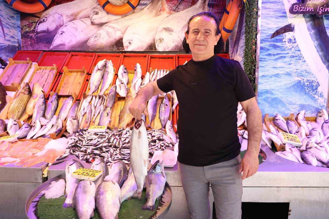 BALIKÇI ERKAN ARSLANBENZER, 15 NİSAN'DA BAŞLAYAN DENİZLERDEKİ AV YASAĞININ ARDINDAN KÜÇÜK TEKNE...