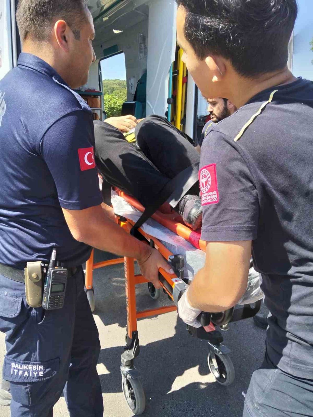 BALIKESİR'DE OTOMOBİLE ARKADAN ÇARPAN ARAÇTA 2 KİŞİ YARALANDI