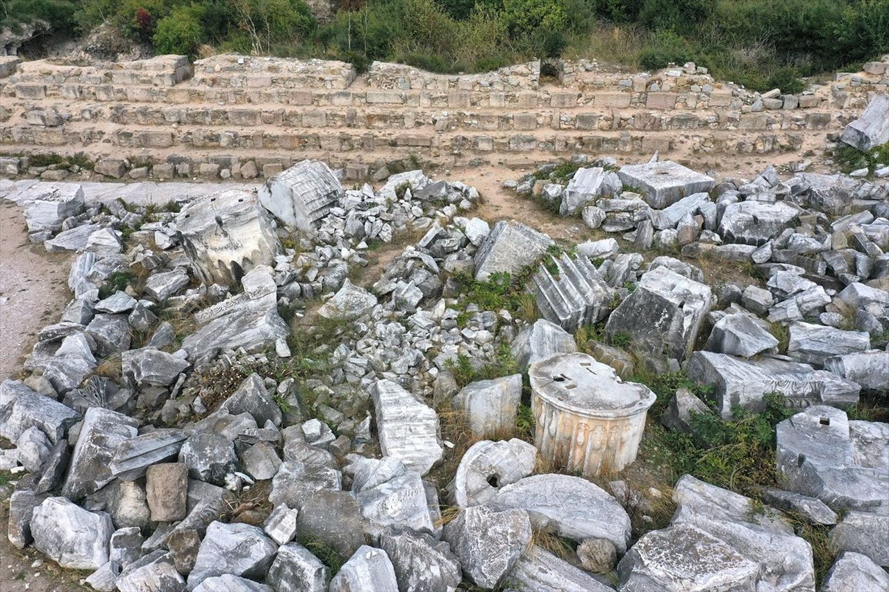 Balıkesir'in Erdek ilçesindeki Kyzikos Antik Kenti'nde bulunan Hadrian Tapınağı'nda devam eden...
