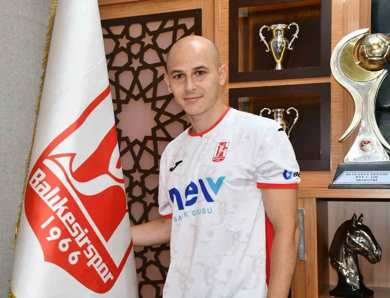 BALIKESİRSPOR KARİYERİN DE SON ÜÇ SEZONUNDA ŞAMPİYONLUK YAŞAYAN TECRÜBELİ ORTA SAHA OYUNCUSU...