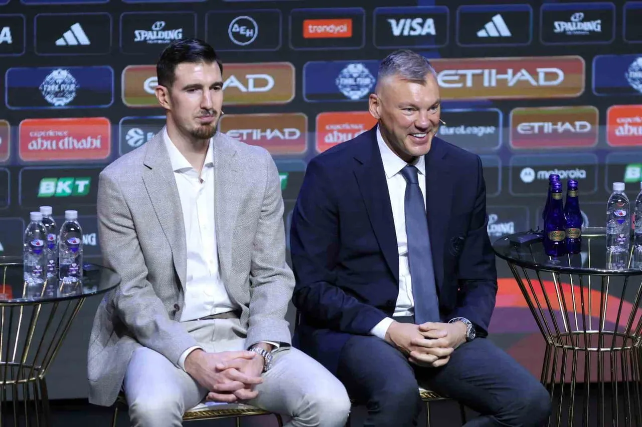 BAŞANTRENÖR SARUNAS JASİKEVİCİUS İLE FRANSIZ BASKETBOLCU NANDO DE COLO AÇIKLAMALARDA BULUNDU