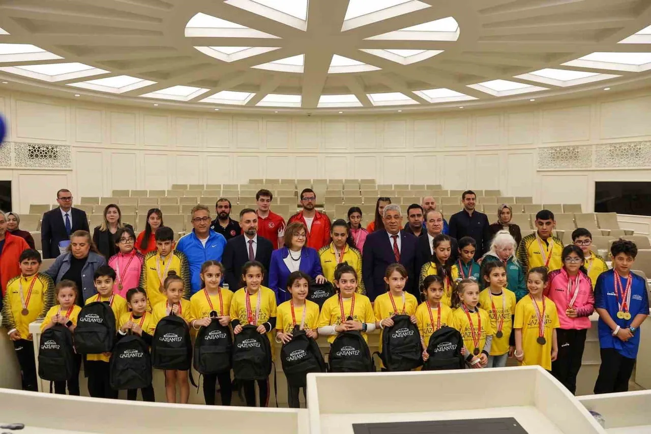 BAŞKAN FATMA ŞAHİN, ŞAMPİYON SPORCULARLA BİR ARAYA GELDİ