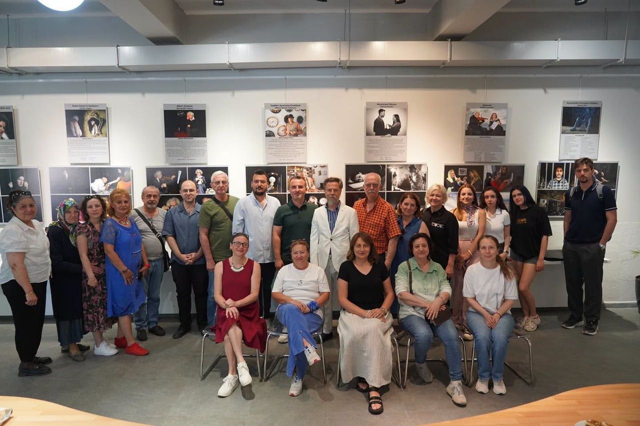 BAŞKAN YARDIMCISI ÜNVER, ‘KURGU AYNASI’ FOTOĞRAF SERGİSİNİN AÇILIŞINA KATILDI