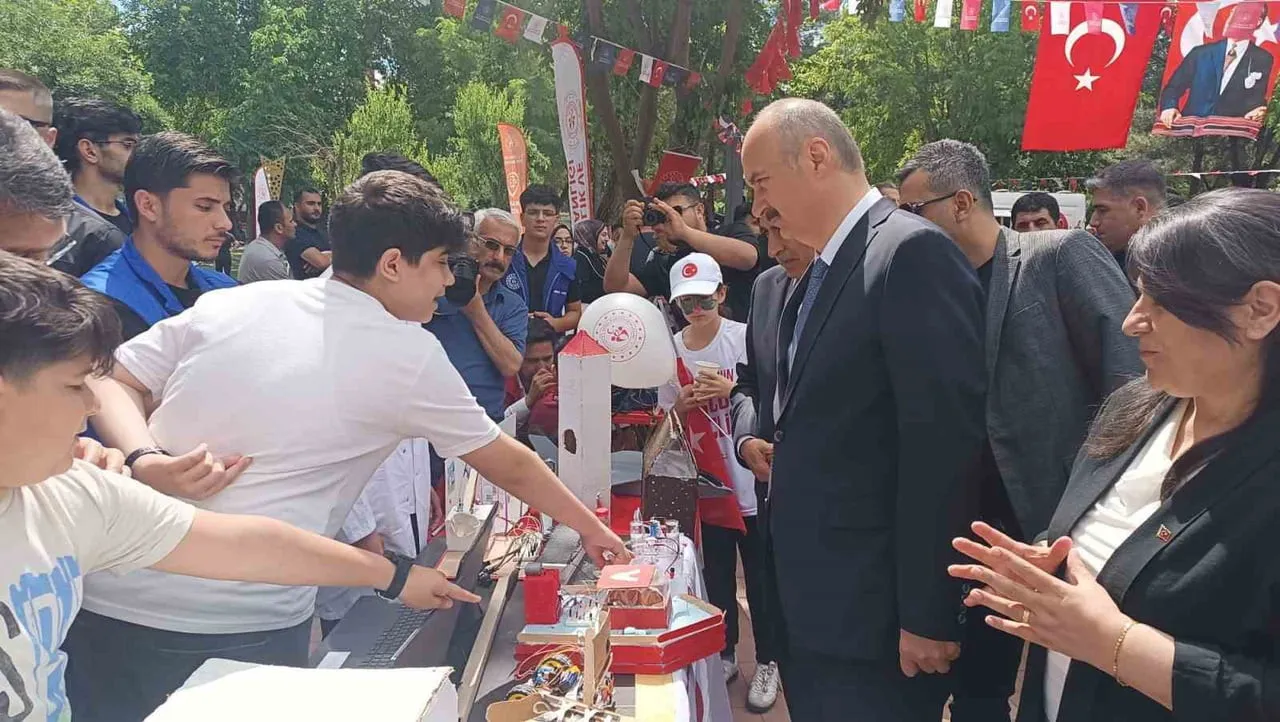 BATMAN'DA 19 MAYIS ATATÜRK'Ü ANMA, GENÇLİK VE SPOR BAYRAMININ 107. YIL DÖNÜMÜ, DÜZENLENEN TÖREN VE...