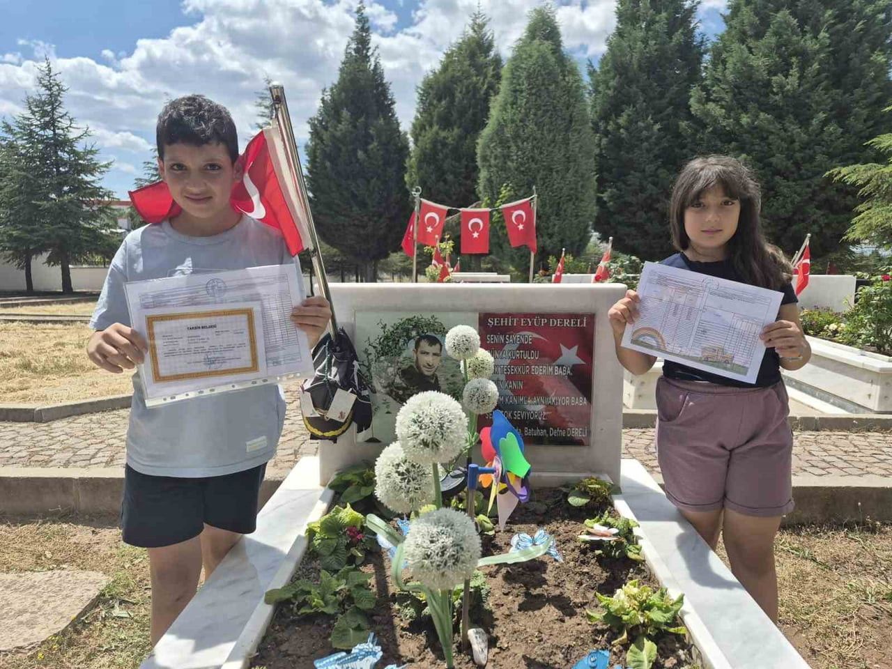 BATUHAN VE DEFNE DERELİ KARNELERİYLE BABALARININ MEZARINA KOŞTU