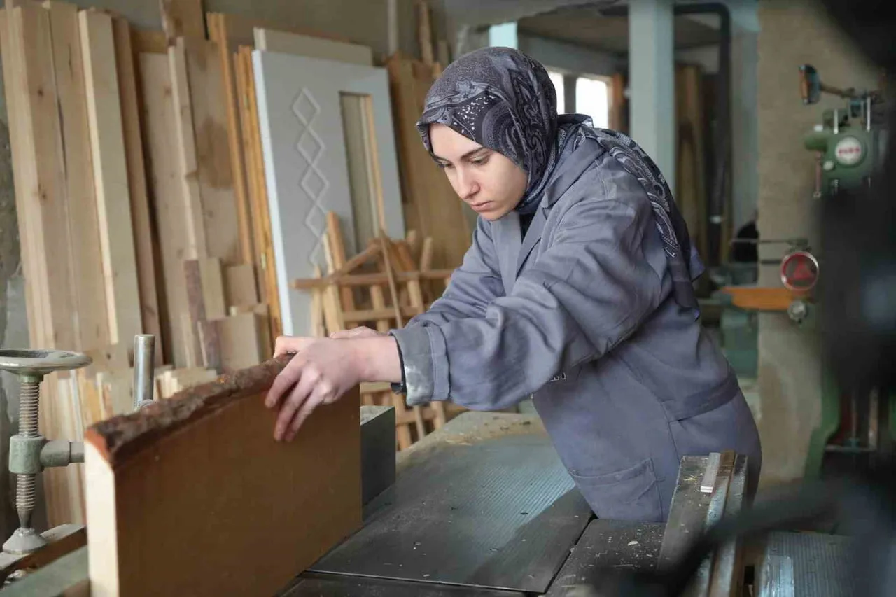BAYBURTLU GENÇ KIZ MESLEKİ EĞİTİMLE MARANGOZLUĞA ADIM ATTI: AHŞABA ŞEKİL VEREREK MESLEK...