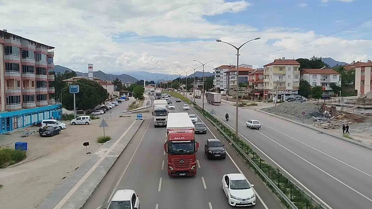 BAYRAM ÖNCESİ ÇORUM'UN OSMANCIK İLÇESİNDE TRAFİK YOĞUNLUĞU ARTMAYA BAŞLADI