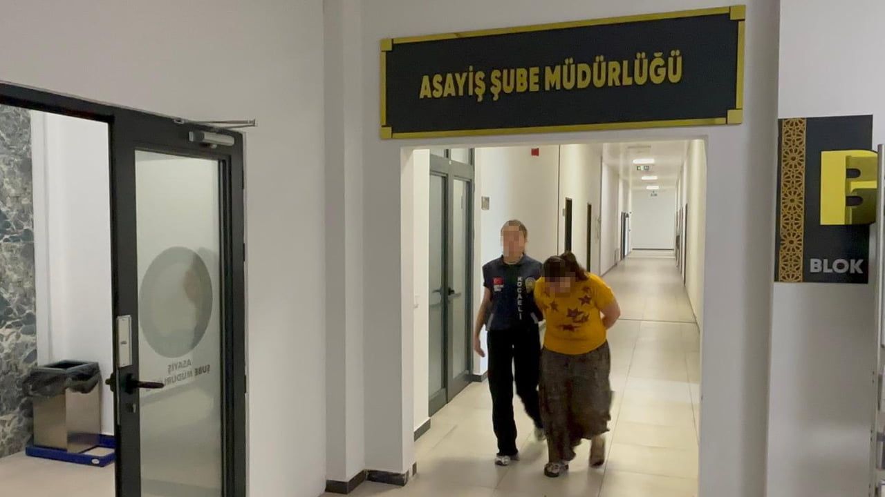 KOCAELİ'NİN GÖLCÜK İLÇESİNDE MEYDANA GELEN EVDEN HIRSIZLIK OLAYININ ŞÜPHELİSİ, POLİS EKİPLERİNİN...