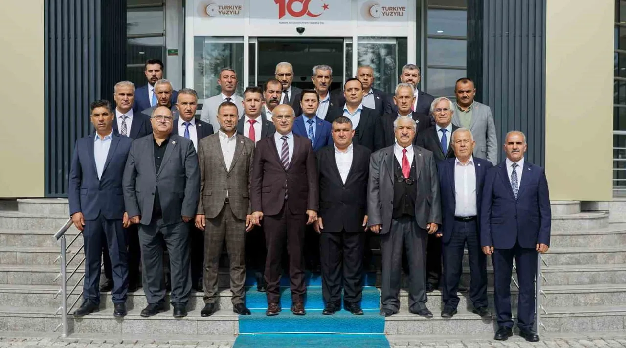 MUHTARLAR DAYANIŞMA DERNEĞİNDEN BAŞKAN ER'E HİZMET TEŞEKKÜRÜ
