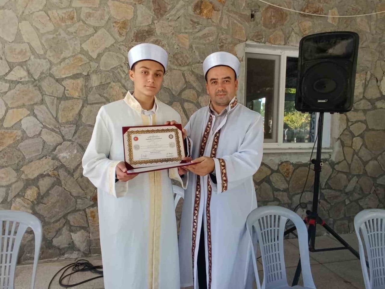 AYANZADE KUR’AN KURSU HAFIZLIK HOCASI MUSTAFA DURHAN (SAĞDAKİ), HAFIZLIĞINI 1,5 YILDA TAMAMLAYAN...