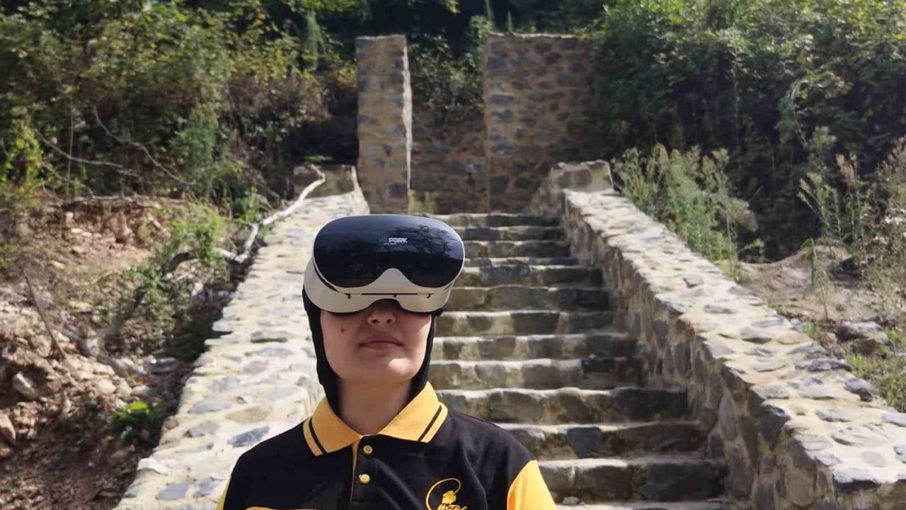 ÖĞRENCİLER, TARİHİ TÜNELLERİ 360 DERECE GÖRÜNTÜLEYEREK DİJİTAL ORTAMA AKTARIRKEN, ZİYARETÇİLERİN...