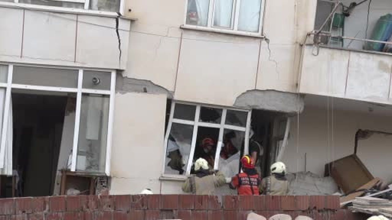 Maltepe'de çökme meydana gelen binada çalışmalar devam ediyor