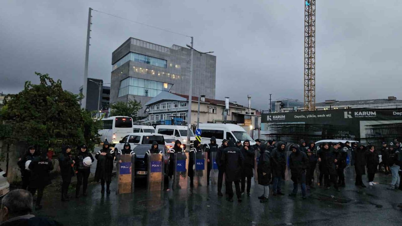 HALK TV'YE İNCELEME: POLİS EKİPLERİ ARAMA YAPIYOR