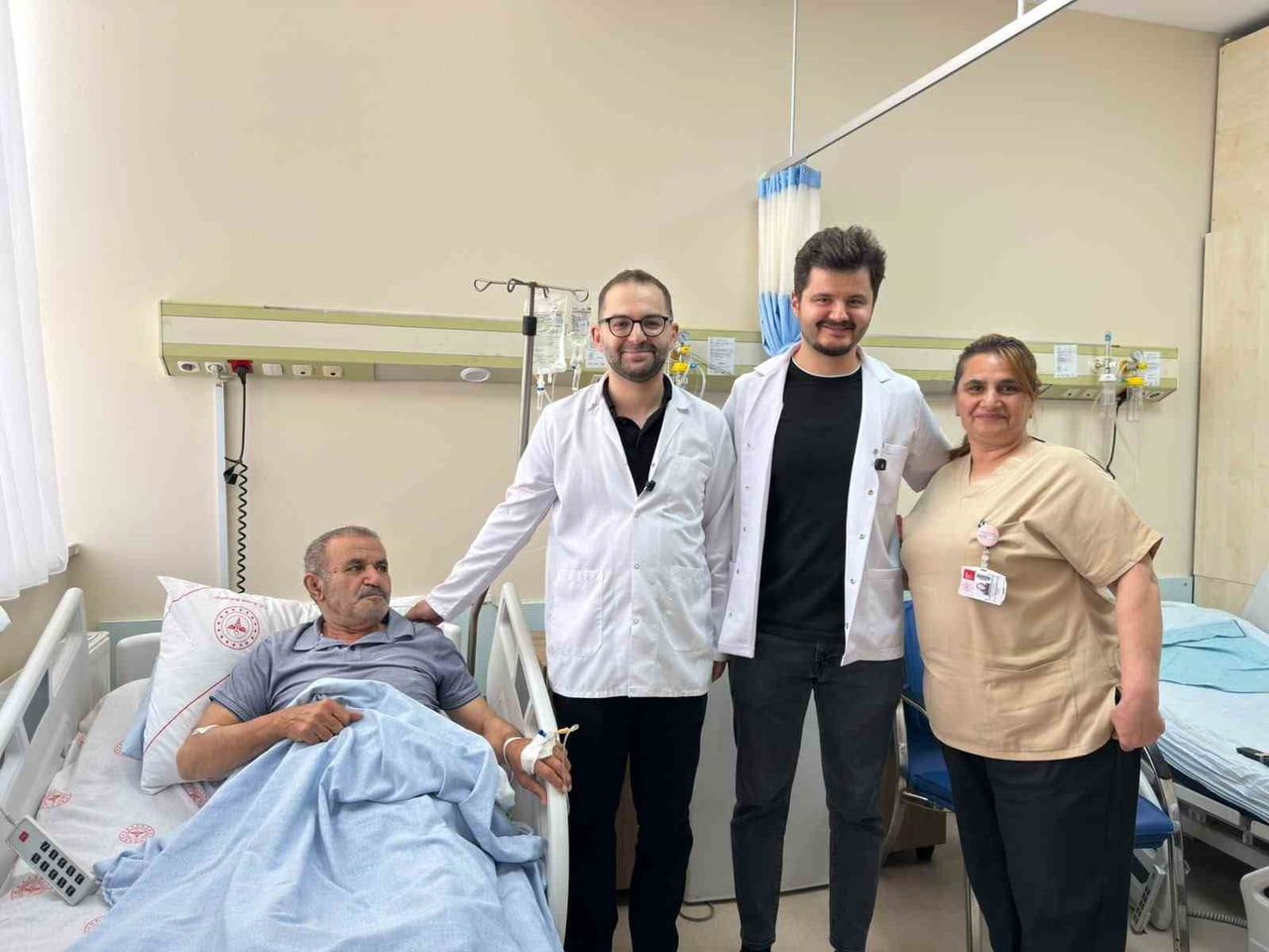 HAKKARİ DEVLET HASTANESİ'NDE BÖBREĞİNDE TÜMÖR TESPİT EDİLEN BİR HASTA, ÜROLOJİ EKİBİ TARAFINDAN...