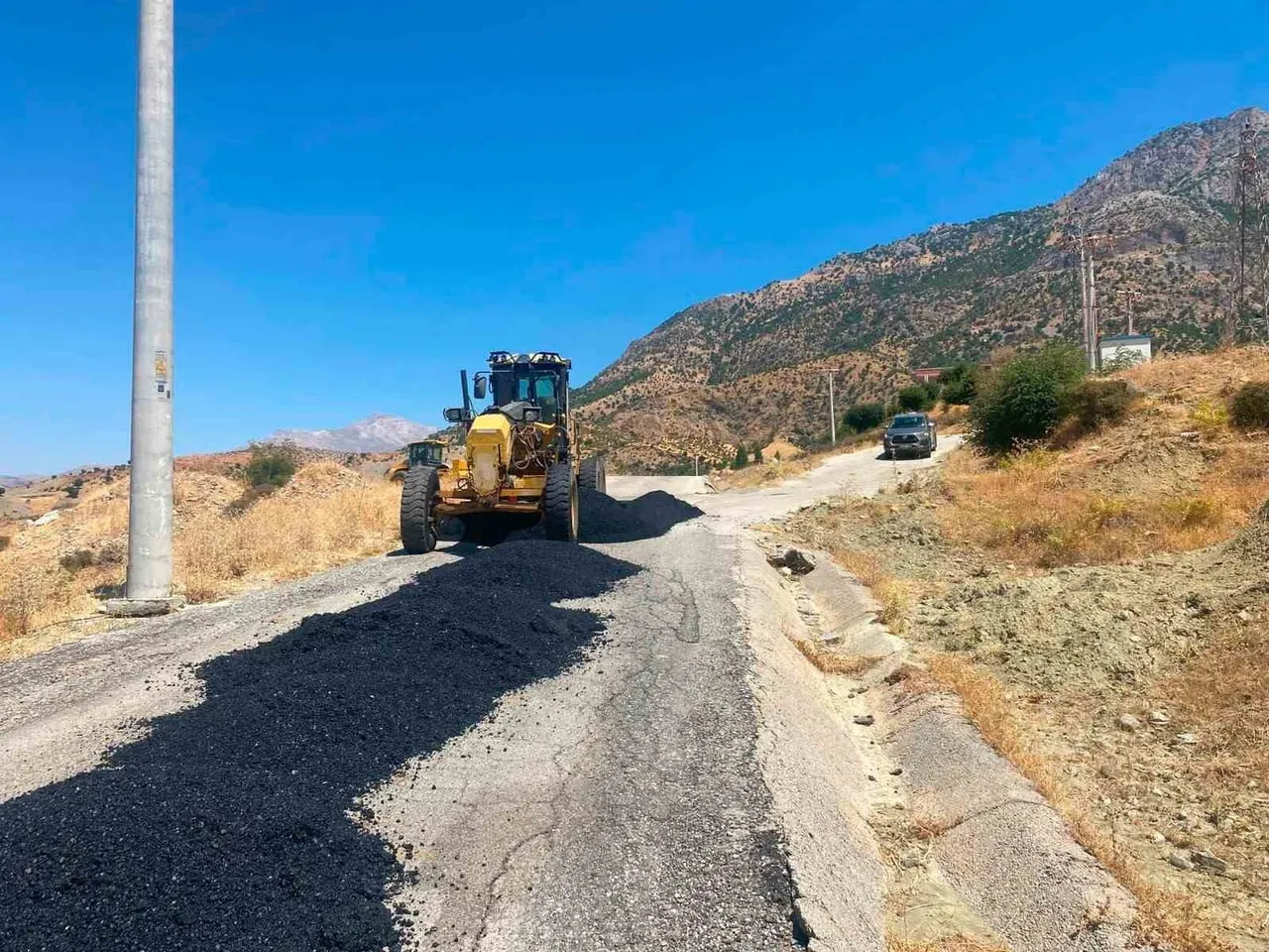 SASON’DA KÖY YOLLARINDA ASFALT ONARIM ÇALIŞMALARI SÜRÜYOR