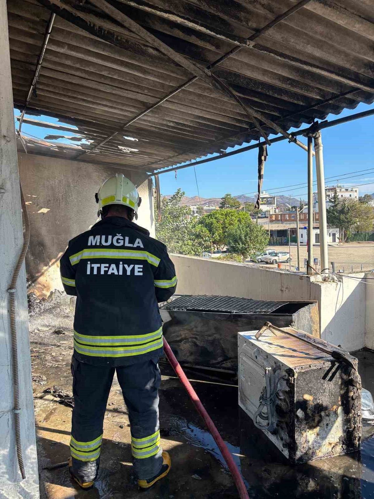BUZDOLABINDAN ÇIKAN YANGIN SÖNDÜRÜLDÜ