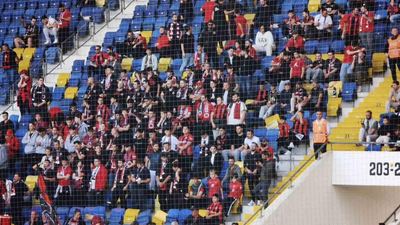 GENÇLERBİRLİĞİ TARAFTARLARI, AMED SPORTİF FAALİYETLER İLE OYNAYACAĞI MAÇ ÖNCESİNDE "YÖNETİM UYUMA...