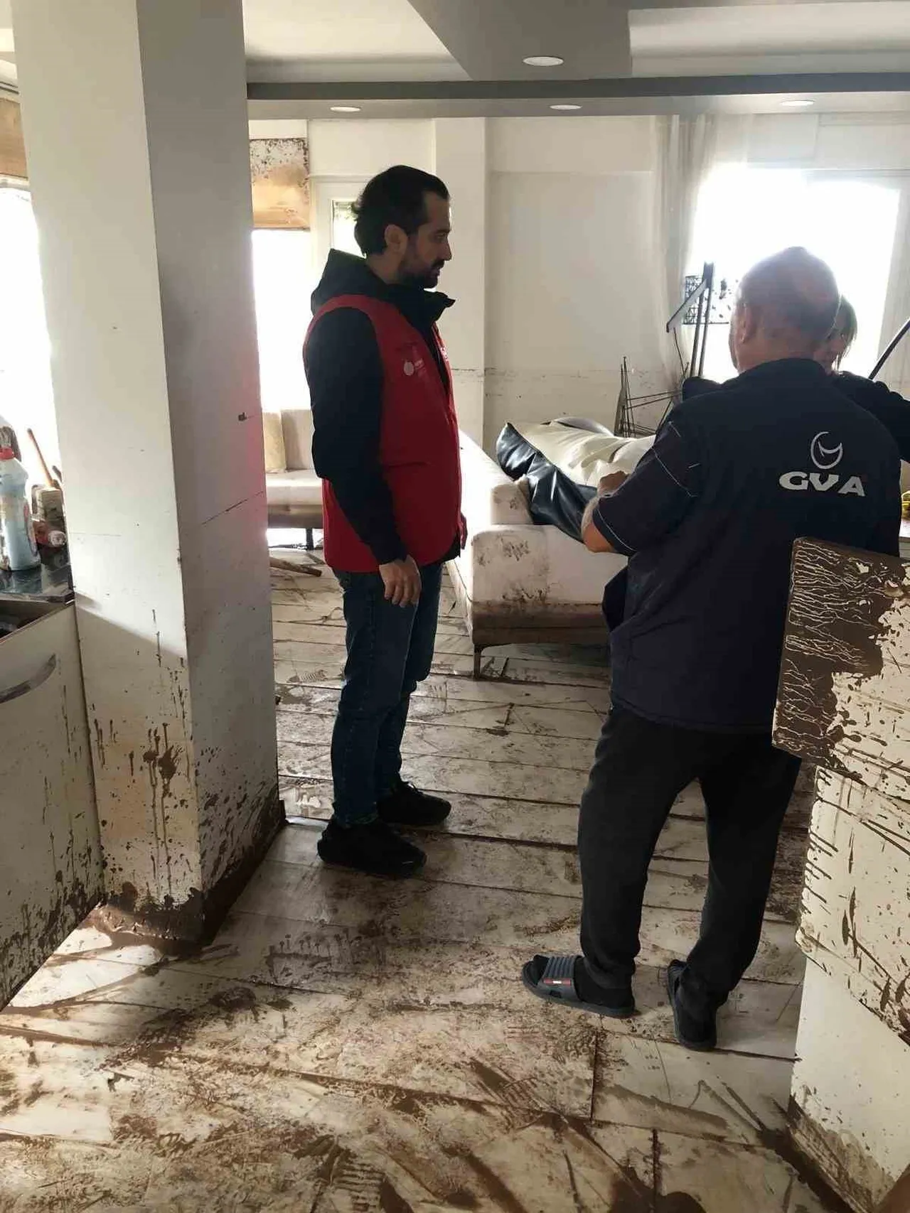 BAŞİSKELE BELEDİYESİ GÖNÜL BAĞI EKİPLERİ, SAĞANAĞIN ARDINDAN SEL VE SU BASKINLARINDAN ETKİLENEN...
