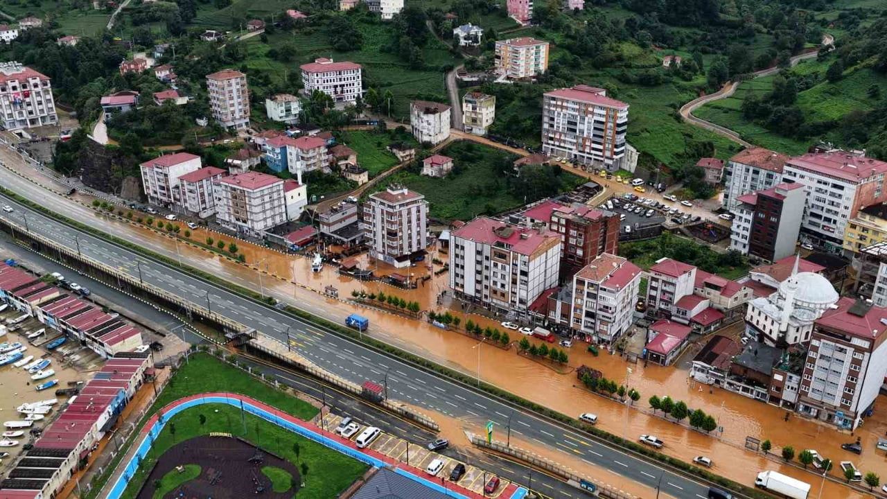 DOĞU KARADENİZ BÖLGESİ'NDE DÜN AKŞAM SAATLERİNDEN İTİBAREN BAŞLAYAN ŞİDDETLİ YAĞIŞ RİZE'NİN SAHİL...