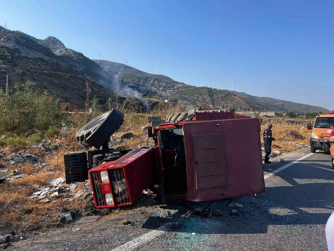 AYDIN'IN SÖKE İLÇESİNDE BİR TRAKTÖRÜN SEYİR HALİNDEYKEN KONTROLDEN ÇIKARAK YOL KENARINA DEVRİLMESİ...