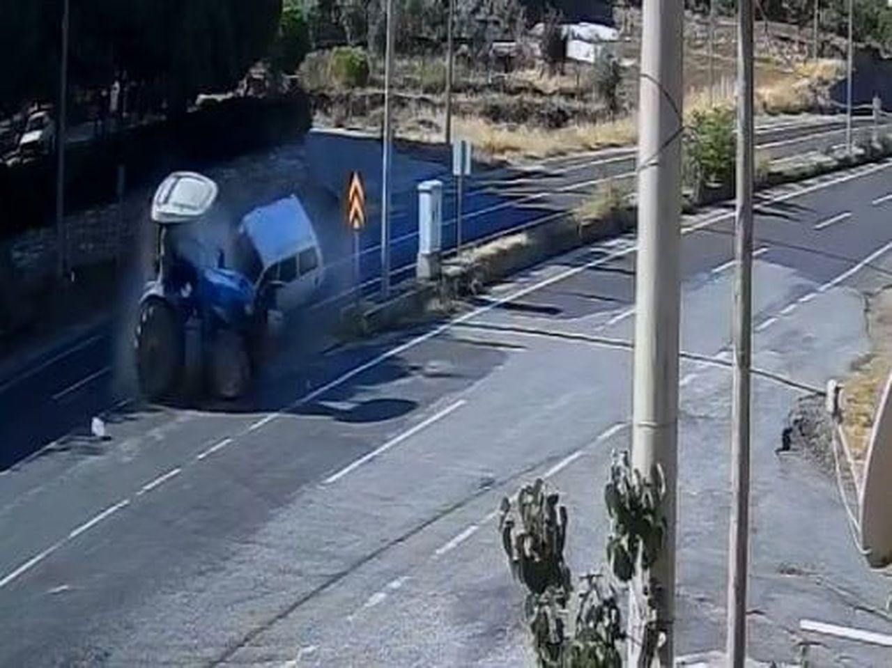 UŞAK’IN EŞME İLÇESİNDE OTOMOBİL İLE TRAKTÖRÜN ÇARPIŞMASI SONUCU 1 KİŞİ YARALANIRKEN, KAZA ANI...