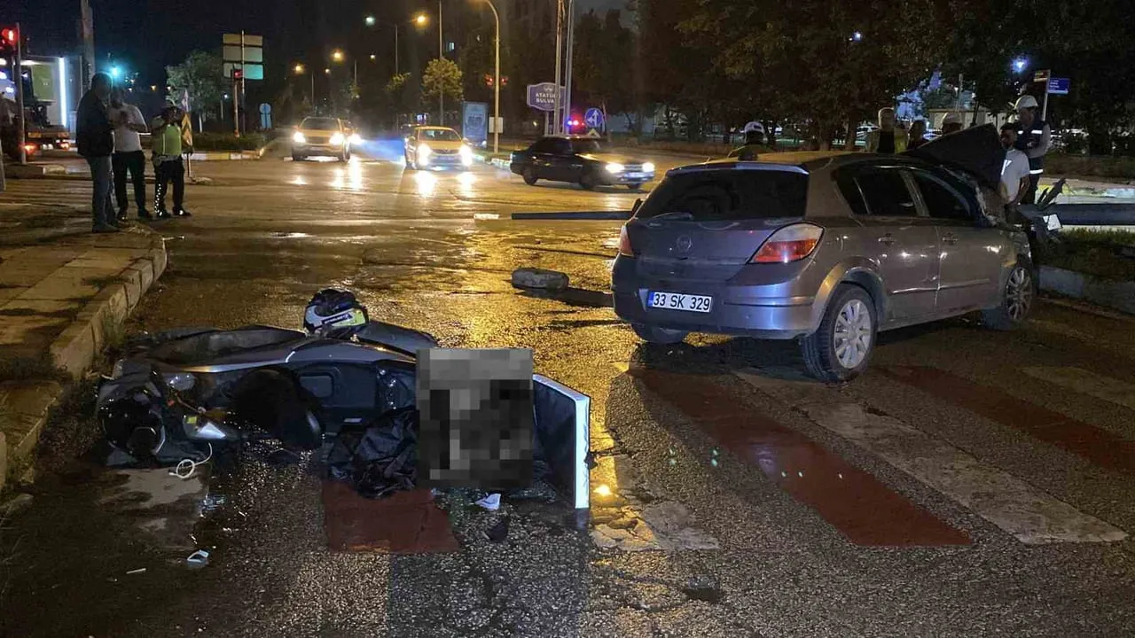 ELAZIĞ’DA MOTOSİKLETLE ÇARPIŞAN OTOMOBİL, MOBİL ELEKTRONİK SİSTEM ENTEGRASYONU (MOBESE) DİREĞİNİ...