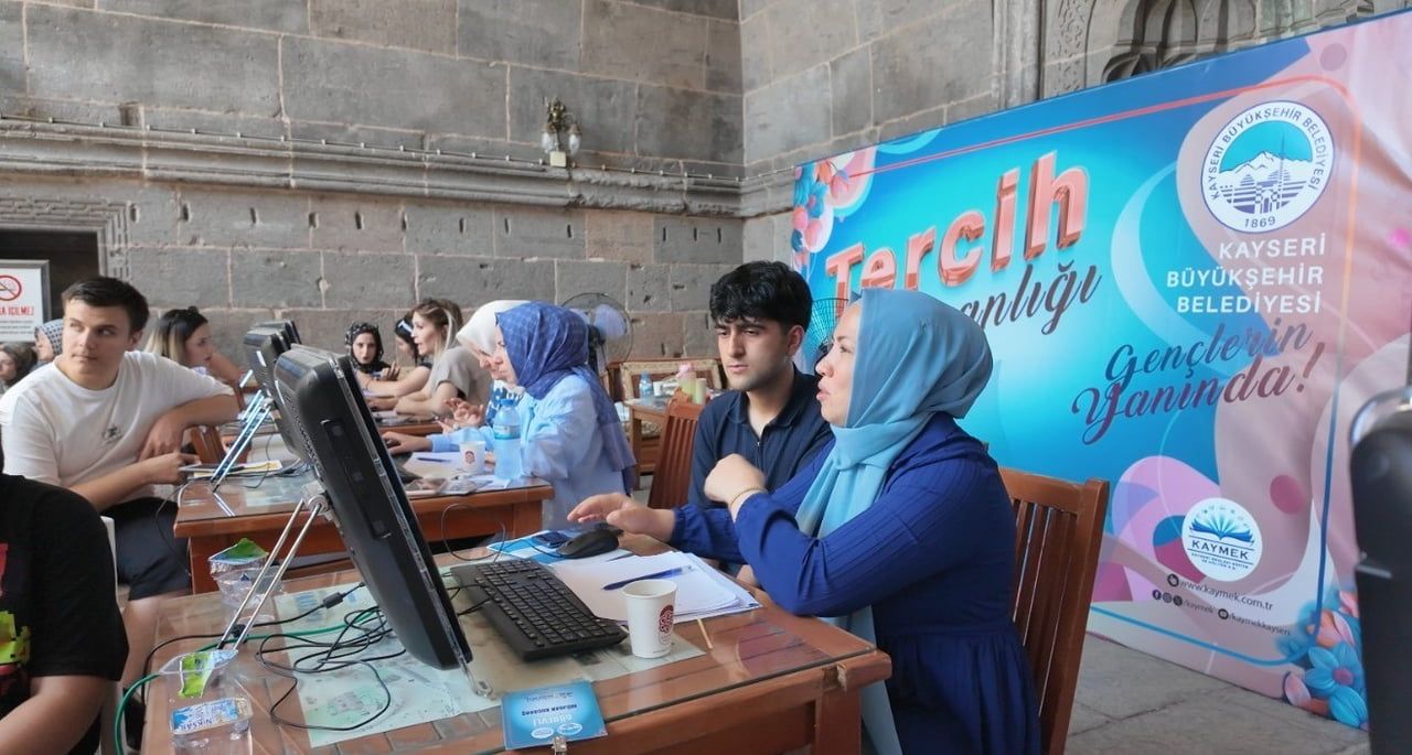 KAYSERİ BÜYÜKŞEHİR BELEDİYESİ’NİN KAYMEK AİLE AKADEMİSİ KOORDİNASYONUNDA HUNAT HATUN MEDRESESİ’NDE...