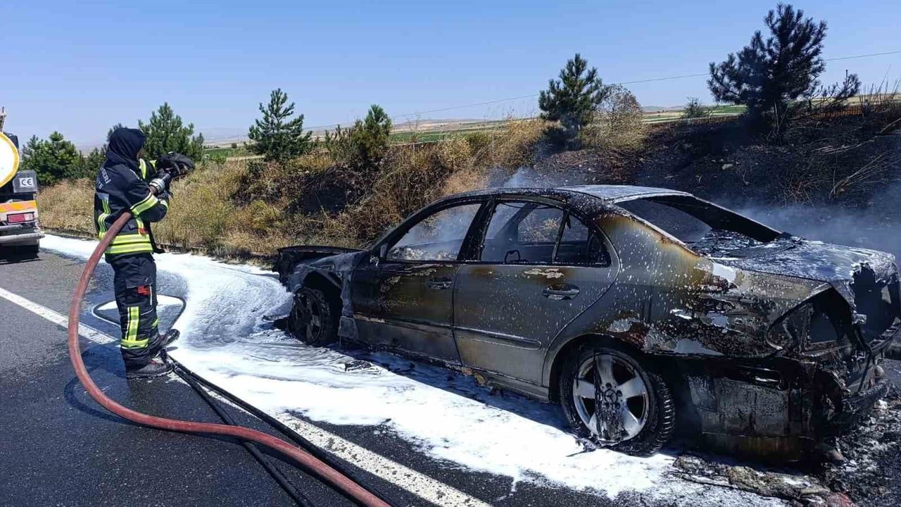 KAYSERİ'NİN BÜNYAN İLÇESİNDE SEYİR HALİNDEYKEN ALEV ALAN OTOMOBİL KULLANILAMAZ HALE GELDİ.