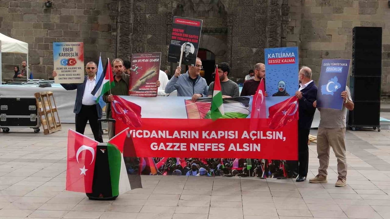 ERZURUM’DA HEKİMLER, SAĞLIK ÇALIŞANLARI VE VATANDAŞLAR, İSRAİL’İN GAZZE’YE YÖNELİK SALDIRILARINI...